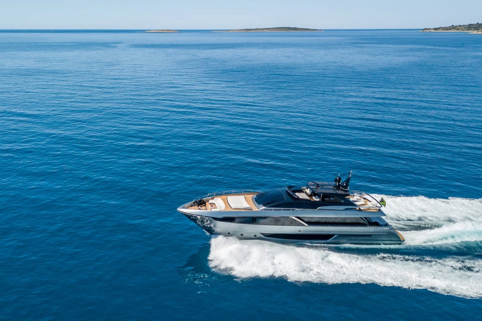 YOYITA II cruising across open water