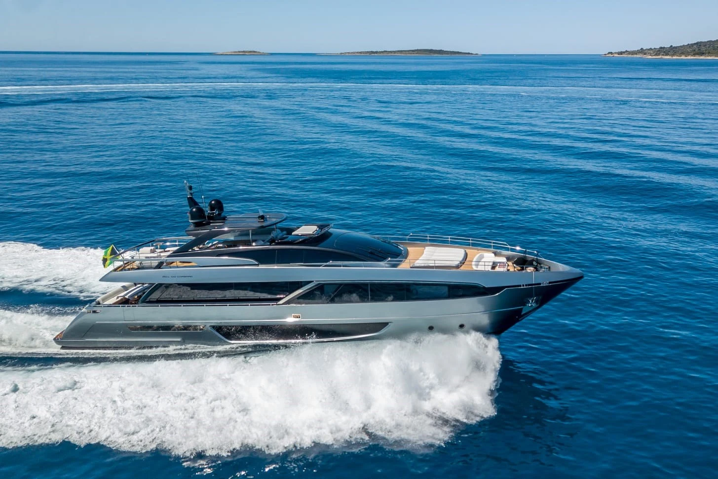 Starboard profile of YOYITA II underway