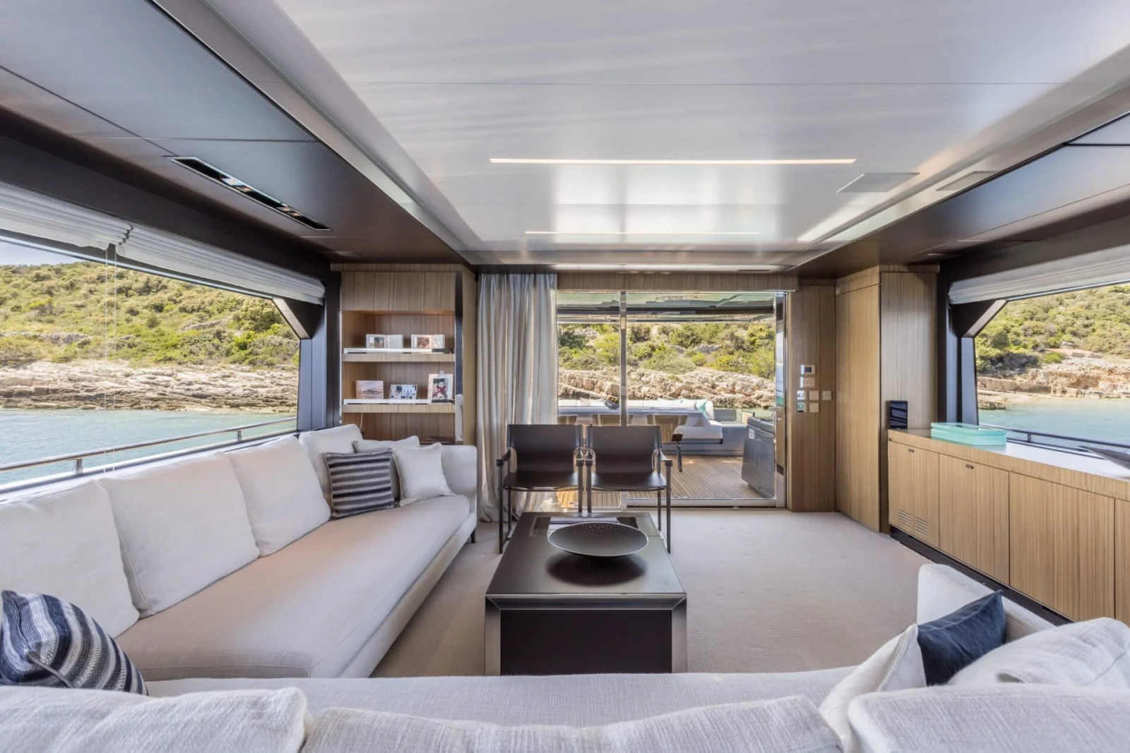 Main salon aboard YOYITA II