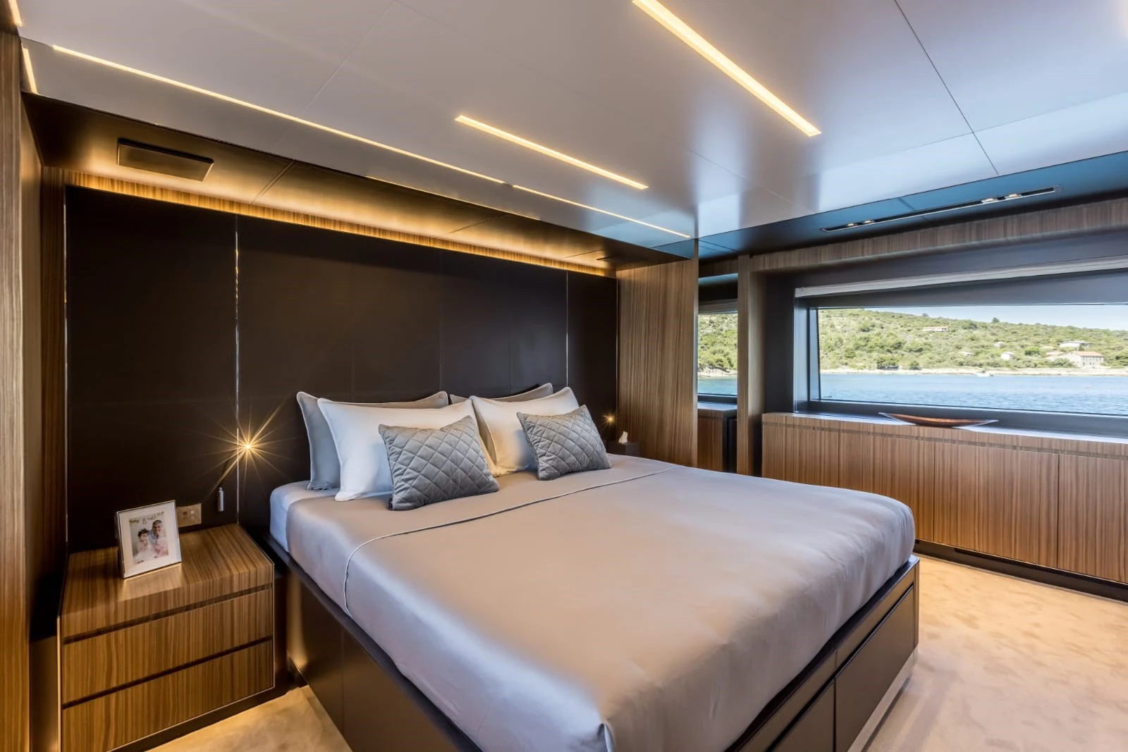 Ensuite bathroom aboard YOYITA II
