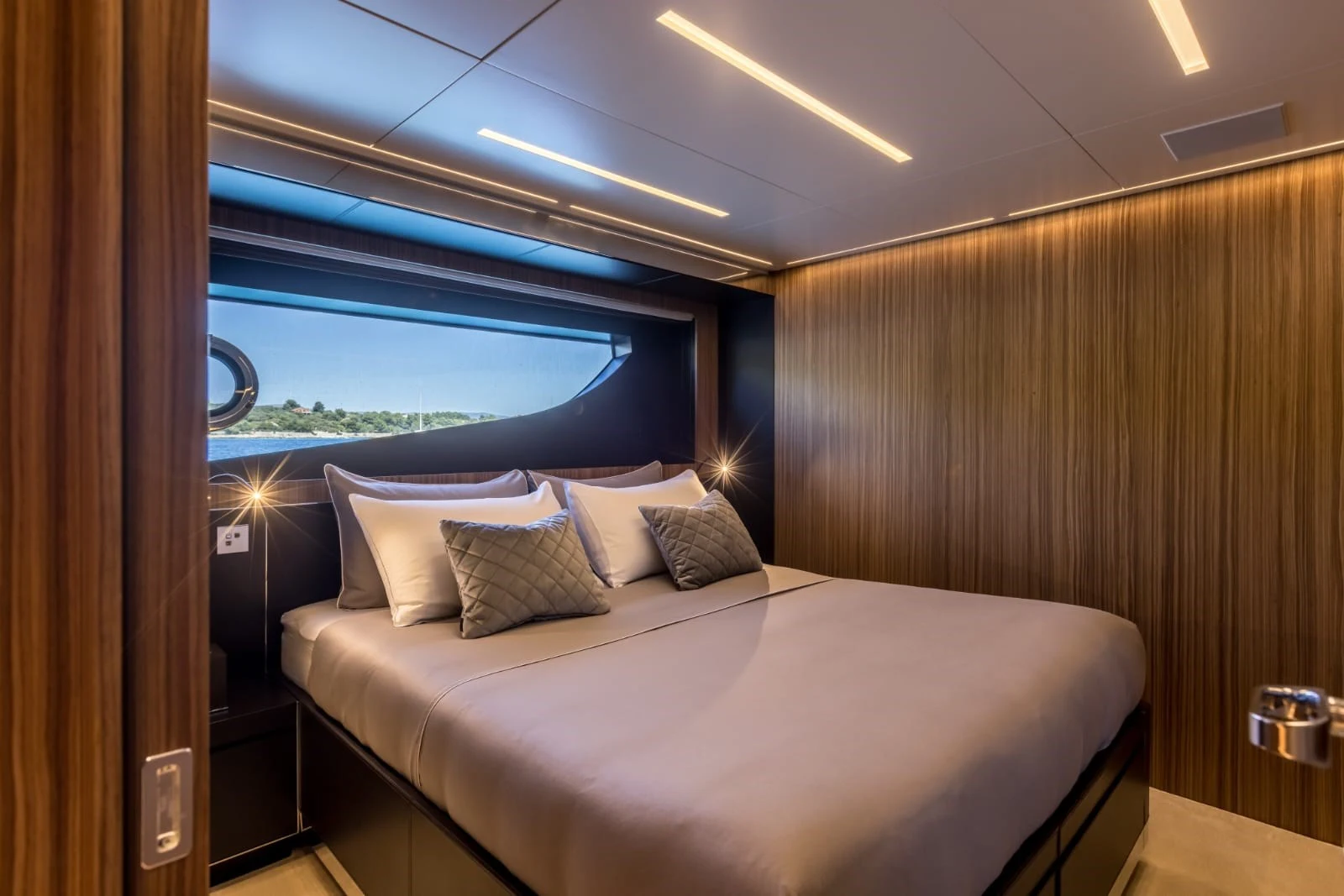 Guest cabin aboard YOYITA II