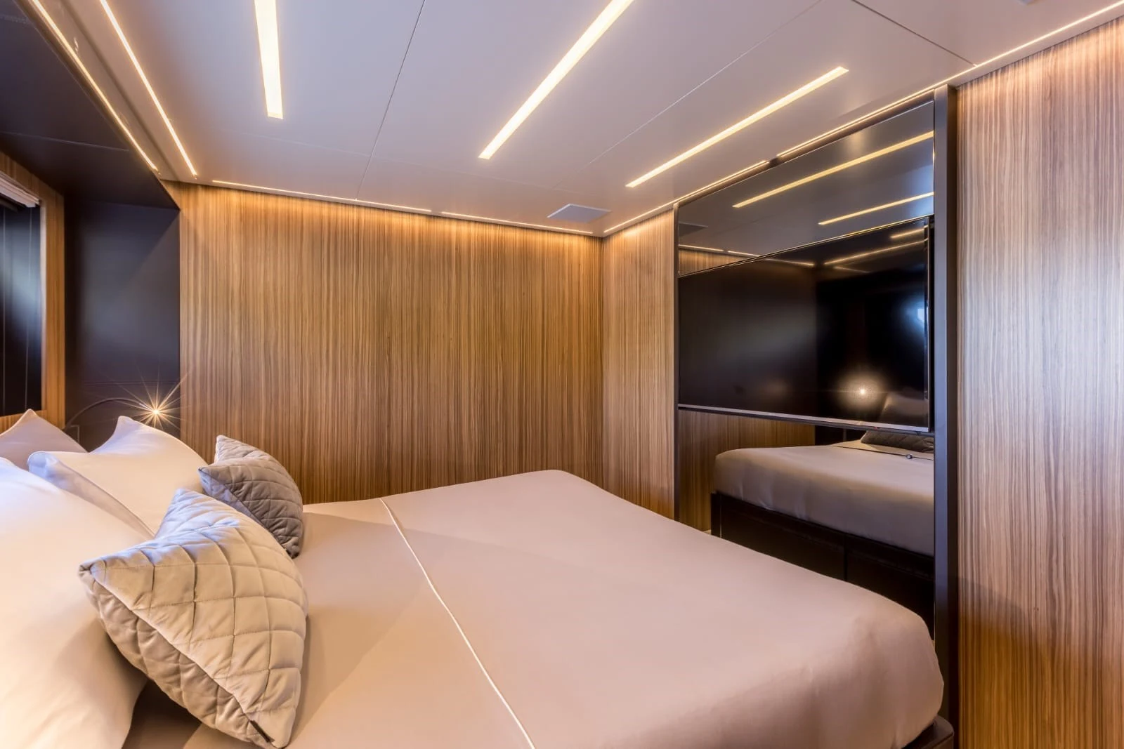 Guest ensuite aboard YOYITA II