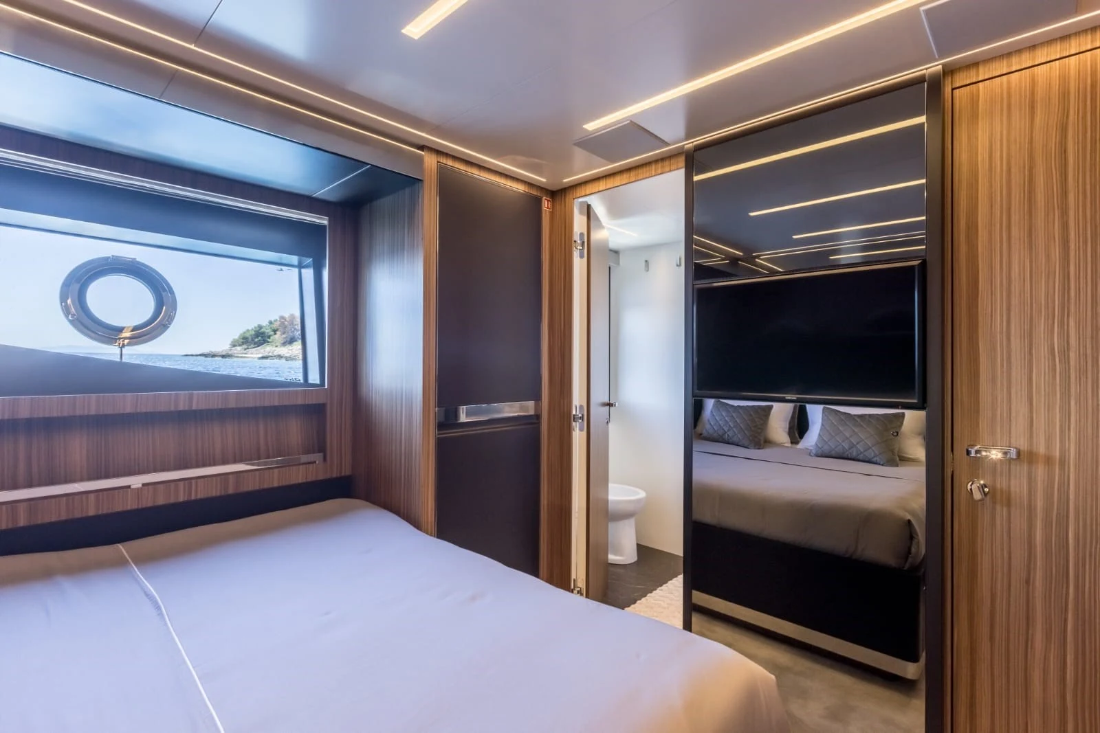 Guest cabin with sea view aboard YOYITA II