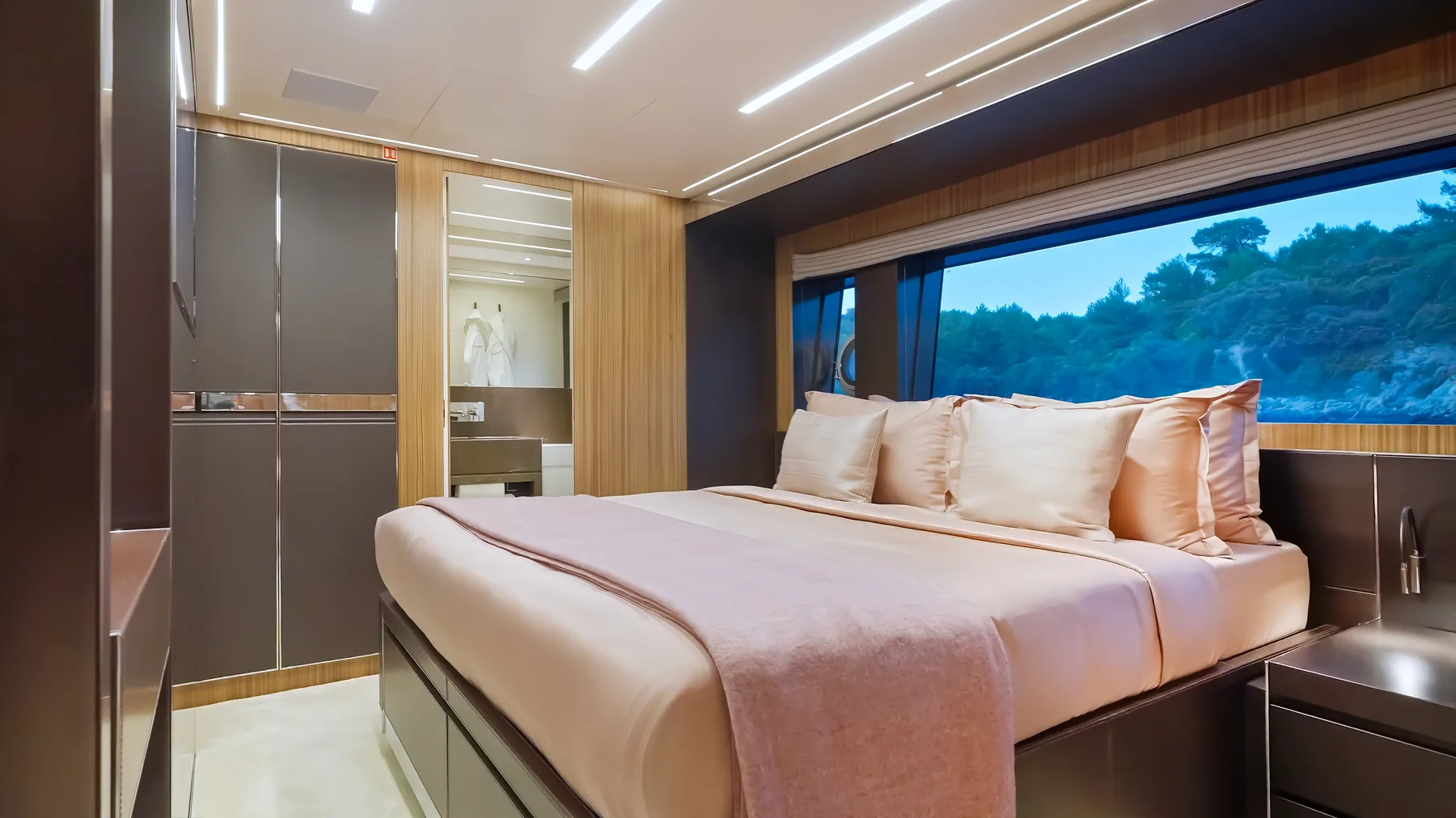 Private suite aboard YOYITA II